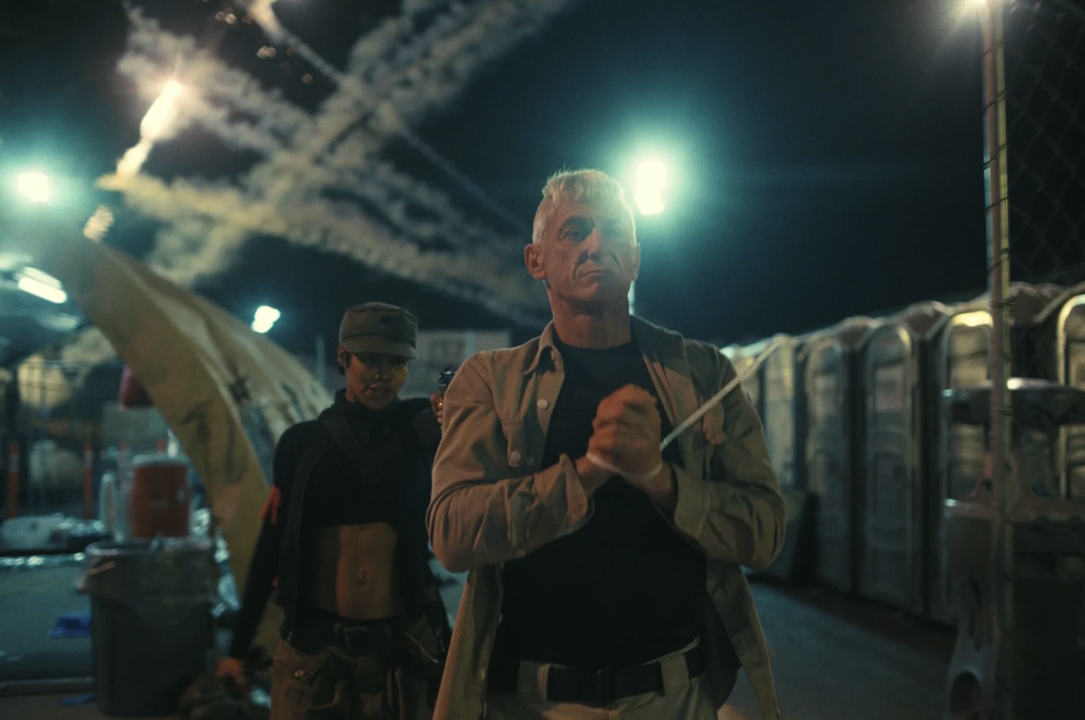 Sean Penn sort particulièrement son épingle du jeu dans le rôle d&#039;un militaire fétichiste.