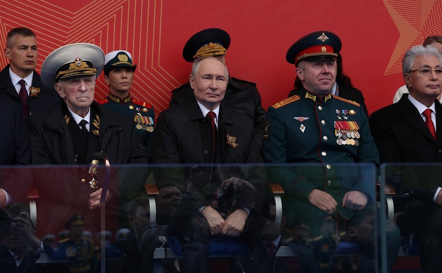 Vladimir Poutine assiste ici au défilé militaire marquant le 81e anniversaire de la victoire dans la Grande Guerre patriotique de 1941-1945 à Moscou, en Russie, le samedi 9 mai 2026.