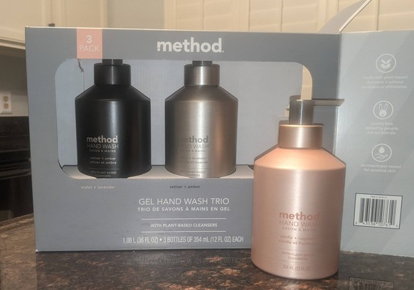L'utilisateur Reddit explique à ce sujet: Le packaging est clairement destiné à vous faire croire que les bouteilles sont bien plus hautes qu'elles ne le sont, jusqu'à ce que vous les retiriez.