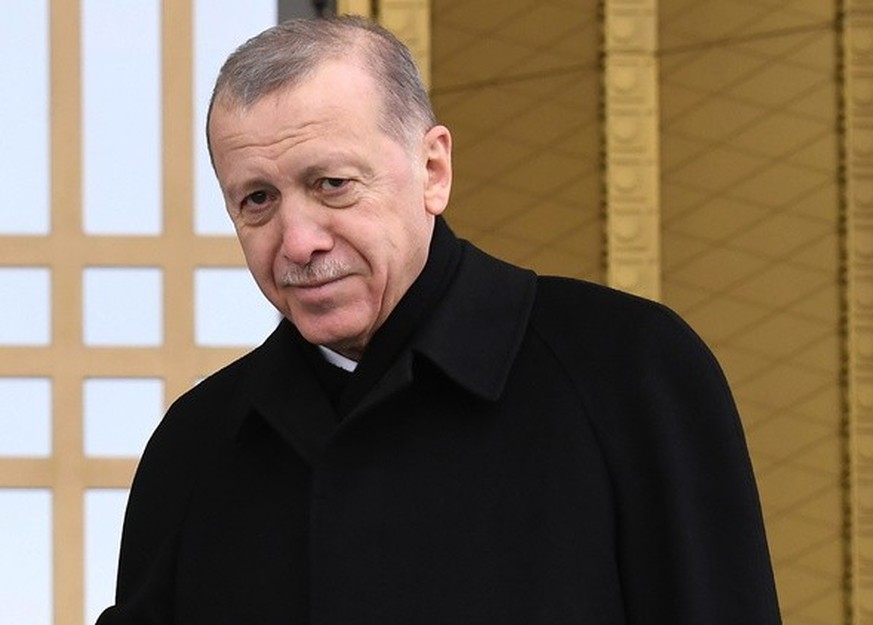 epa10548994 Turkish President Recep Tayyip Erdogan (R) and Hungarian President Katalin Novak (L) shake hands during a welcome ceremony at the Presidential Palace in Ankara, Turkey, 29 March 2023. Nova ...