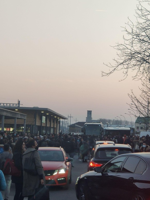 Les voyageurs des trains entre Lausanne et Genève ont dû descendre à la gare de Gland (VD) lundi 7 mars.