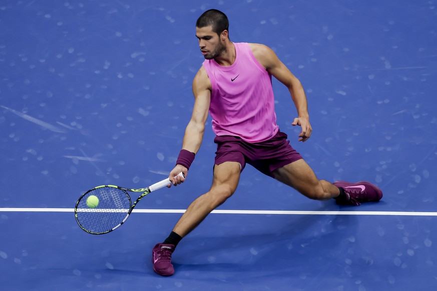 epa12361278 Carlos Alcaraz of Spain in action against Jannik Sinner of Italy during the men&#039;s singles final of the US Open Tennis Championships at the USTA Billie Jean King National Tennis Center ...