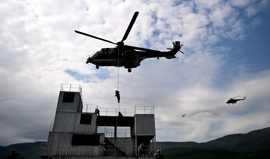 epa09926125 Members of the special forces of Bulgarian army during a military drill on a training ground near the village of Trancha, Bulgaria, 04 May 2022. The training of the special forces is part  ...