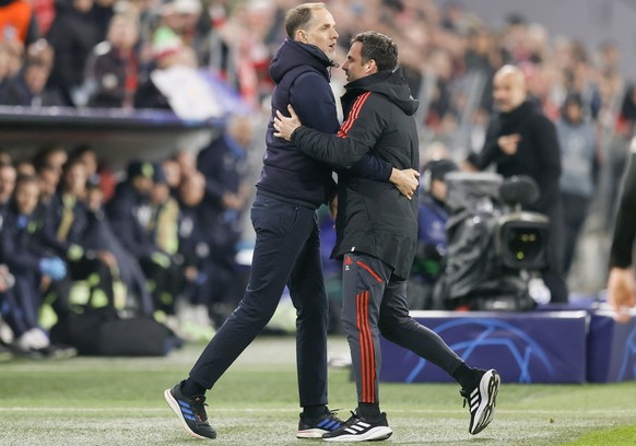 epa10580942 Head coach of Bayern Munich Thomas Tuchel (L) reacts during the UEFA Champions League quarter final, 2nd leg match between Bayern Munich and Manchester City in Munich, Germany, 19 April 20 ...