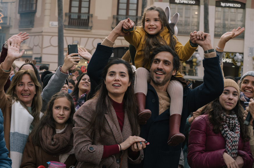Ana (Loreto Mauleón), Alvaro (Raùl Prieto) et Amaya (Emma Sanchez) célèbrent les Rois mages à Malaga quelques minutes avant la disparition de l'enfant.