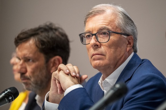 Jean-Michel Cina, Verwaltungsratspraesident SRG, rechts, und Mario Timbal, Direktor RSI, links, an einer Medienkonferenz zur kuenftigen Organisation der SRG, am Montag, 30. Juni 2025, in Bern. (KEYSTO ...