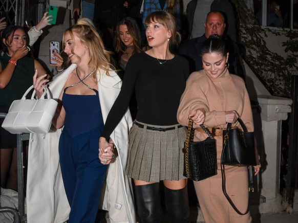 NEW YORK, NEW YORK - NOVEMBER 04: (L-R Front) Brittany Mahomes, Taylor Swift, Selena Gomez (L-R), Gigi Hadid and Sophie Turner are seen out for dinner at Bondst Japanese restaurant in Manhattan on Nov ...