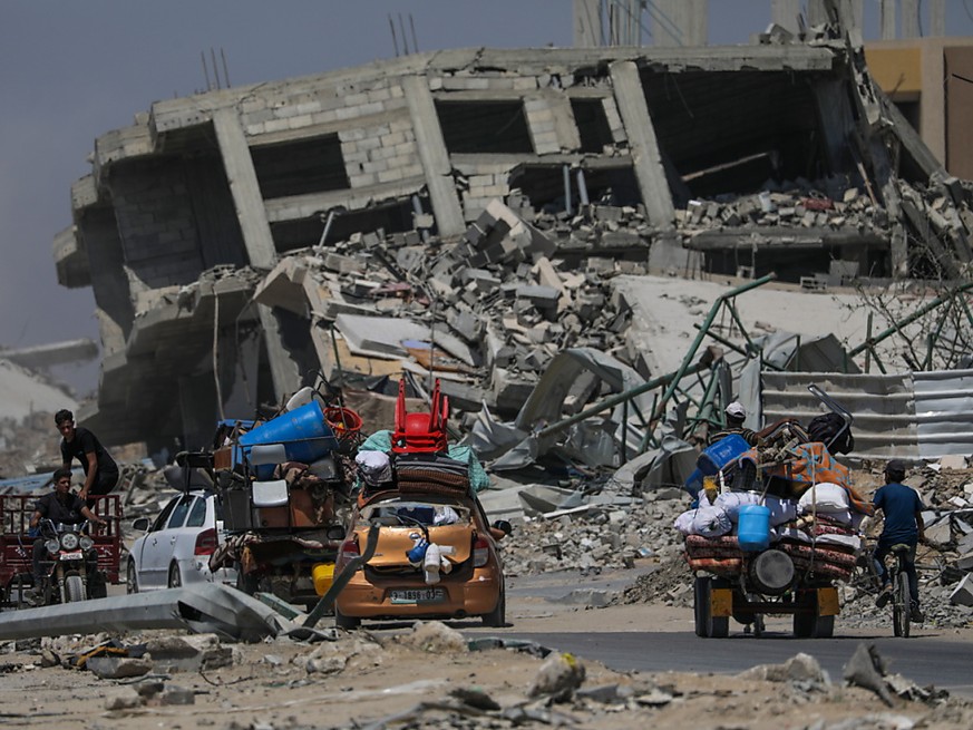 Dans le sud de la bande de Gaza, des dizaines de milliers de Palestiniens ont quitté depuis lundi des secteurs de l&#039;est de Rafah et de Khan Younès, contraintes de repartir en quête d&#039;eau, de ...