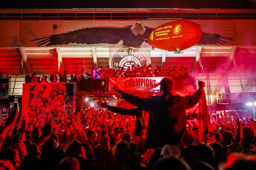 Des supporters fetent la victoire de leur equipe apres le septieme et dernier match de la finale des play-off du Championnat de Suisse de hockey sur glace de National league entre le Geneve-Servette H ...