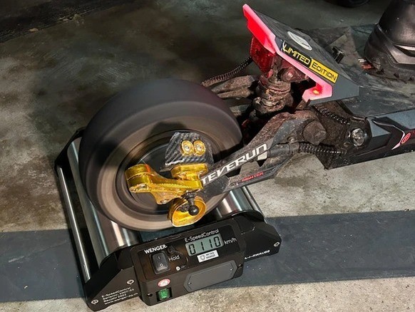 La police zurichoise a découvert une trottinette capable de rouler à plus de 100 km/h.