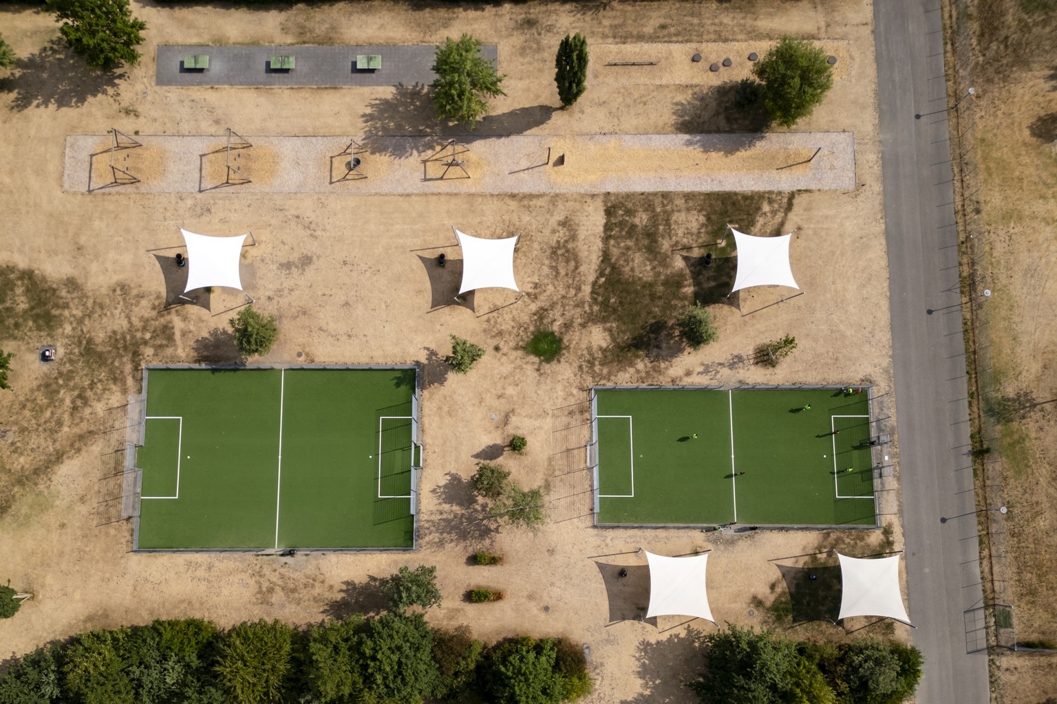 Une vue aerienne de deux terrains de football en synthetique lors d&amp;#039;une journee de secheresse le vendredi 31 juillet 2026 au Parc des Rives a Yverdonles-Bains. (KEYSTONE/Jean-Christophe Bott)