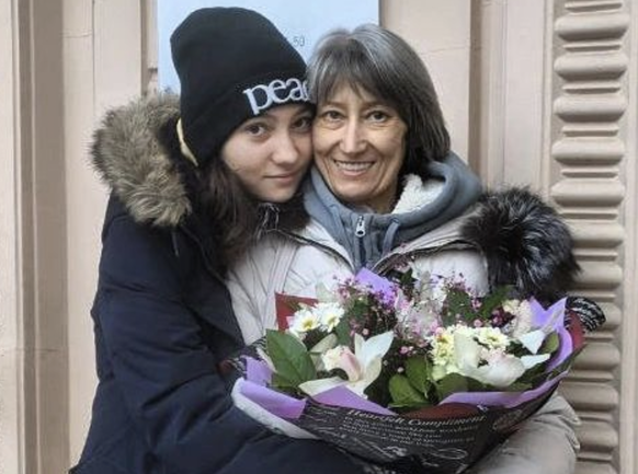 Olga et sa mère. Photo postée sur le compte Instagram de la jeune militante. En quelques mois, l'activiste a réussi à récolter suffisamment de dons pour qu'une hospitalisation en clinique puisse être envisagée.