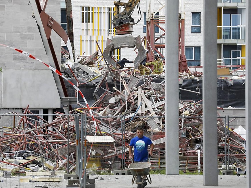 Trois ouvriers sont morts et deux sont portés disparus, samedi, au lendemain de l'effondrement partiel du chantier d'une école d'Anvers, en Belgique.