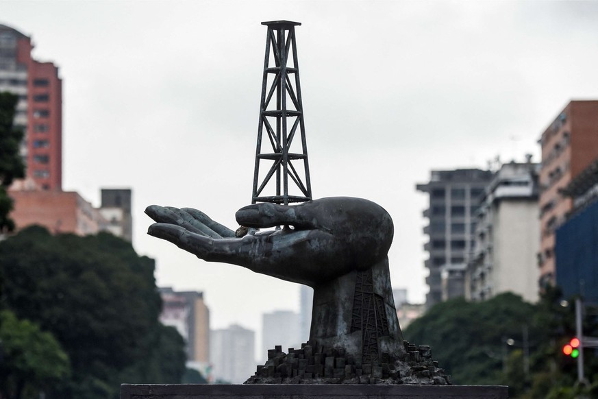 Vue de la sculpture du Monument de la Paix devant le siège de Petroleos de Venezuela (PDVSA) à Caracas, le 2 décembre 2022.