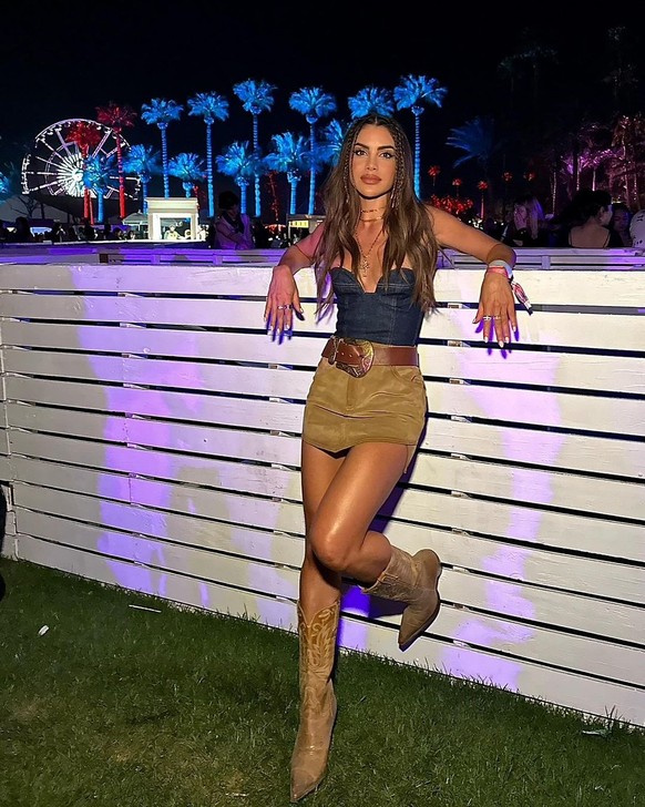 Mais bon, Camila Coelho, quelle que soit sa tenue, sera toujours unique.
