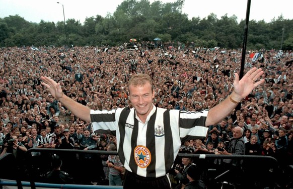 Alan Shearer devant la Toon Army dans les années 90