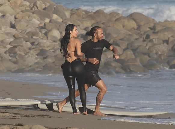 «... et si tu vois un requin, tu poses comme ça.»