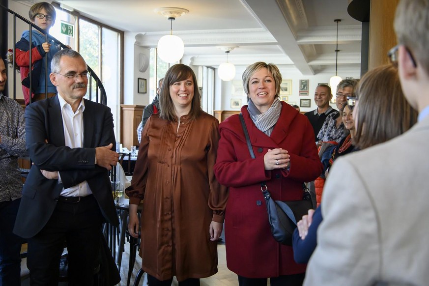 Jean-François Steiert, Alizee Rey et Valerie Piller Carrard applaudissent lors des résultats du dépouillement des scrutins du 1er tour des élections