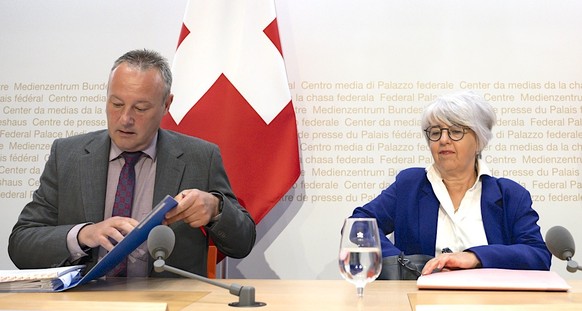 Bundesraetin Elisabeth Baume-Schneider, rechts, und Stephane Rossini, Direktor BSV, erscheinen an einer Medienkonferenz ueber die Reform der beruflichen Vorsorge, am Montag, 24. Juni 2024, in Bern. Da ...