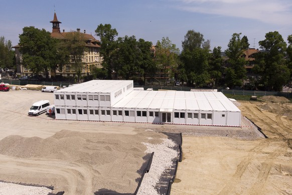 Container des Administrationsgebauedes stehen auf der Baustelle fuer die temporaeren Unterkuenfte Viererfeld (TUV) fuer Ukrainische Fluechtlinge, am Donnerstag, 12. Mai 2022 auf dem Viererfeld in Bern ...