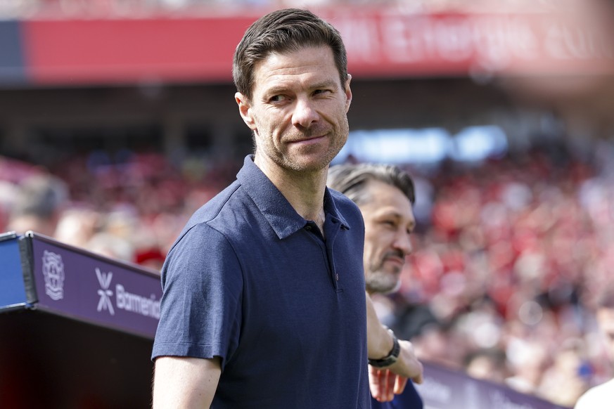 epa12091169 Head coach Xabi Alonso of Leverkusen and head coach Niko Kovac of Dortmund react ahead the German Bundesliga soccer match between Bayer 04 Leverkusen and Borussia Dortmund in Leverkusen, G ...