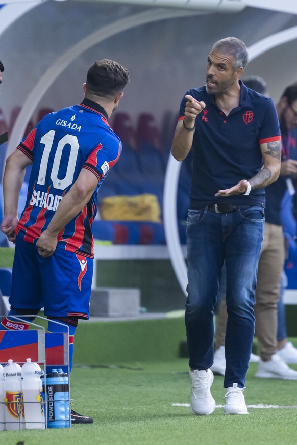 Letzte Anweisung von Cheftrainer Fabio Celestini (FCB), rechts, an Xherdan Shaqiri (FCB), links, vor dessen Einwechslung im Fussball Meisterschaftsspiel der Regular Season der Swiss Super League zwisc ...