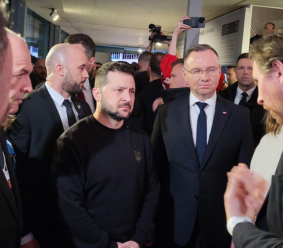 Zelensky avec le président polonais Duda à l&#039;exposition de Davos, où il s&#039;est présenté en fin de soirée.