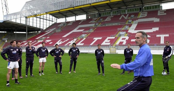 Hans-Peter &quot;Bidu&quot; Zaugg, vorne rechts, vor dem Training der Schweizer Fussball Nationalmannschaft am Ostermontag, 24. April 2000 im Fritz Walter Stadion in Kaiserslautern. (KEYSTONE/KARL MAT ...