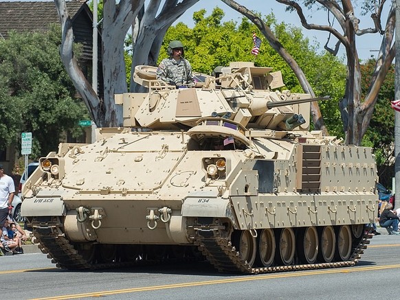 Un véhicule M2A2 Bradley américain.
