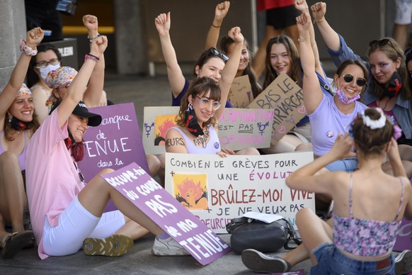 Des femmes du canton du Valais manifestent devant la gare CFF en effectuant un sit-in lors d'une action 15h19, heure symbolique a laquelle les femmes cessent d'etre remunerees par rapport au ...
