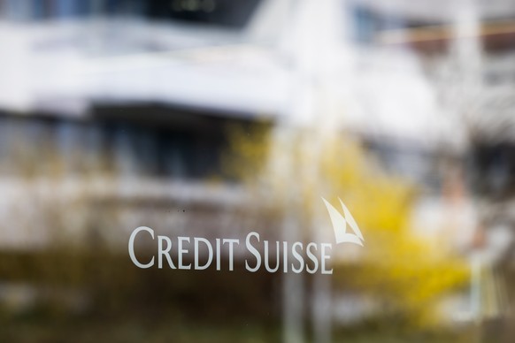 Das Logo der Credit Suisse in einem Fenster einer Credit Suisse Filiale in Muri bei Bern, am Mittwoch, 22. Maerz 2023. (KEYSTONE/Peter Klaunzer)