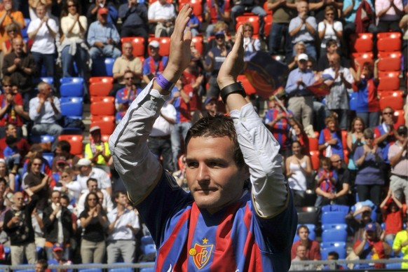 Alex Frei begruesst die Fans in seinem neuen FCB-Shirt vor dem Meisterschaftsspiel der Super League zwischen dem FC Basel und dem FC Aarau im Stadion St. Jakob-Park in Basel am Sonntag, 19. Juli 2009. ...