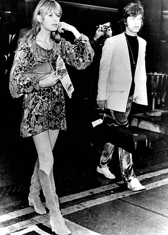 Bildnummer: 59999590 Datum: 03.10.2001 Copyright: imago/United Archives International
Mike Jagger and Marianne Faithfull at London Airport 15th August 1967 kbdig 2001 hoch PUBLICATIONxINxGERxSUIxAUTx ...