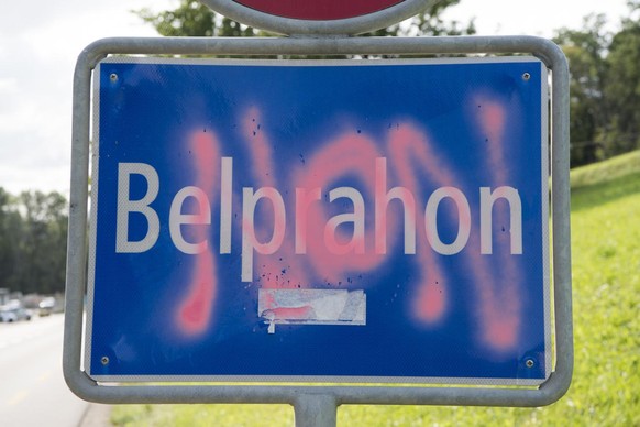 Un graffiti &quot;NON&quot; est photographie sur un panneau d&#039;entree de localite due village Belprahon ce jeudi 7 septembre 2017 a Belprahon. Les citoyens de Belprahon et de Sorvilier vont, selon ...