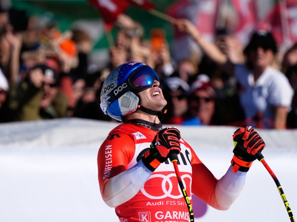 Marco Odermatt a signé la 54e victoire de sa carrière en remportant la descente de Garmisch devant deux autres Suisses.