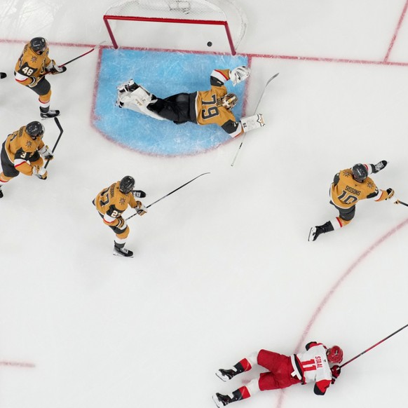 Jordan Staal (11) inscrit sur cette action le 4-3 décisif pour les Canes,