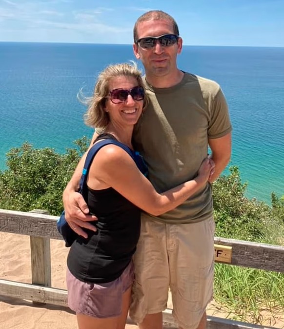 Emily et Ryan, qui ont trois enfants, ont fêté leur 22e anniversaire de mariage au mois de juillet.