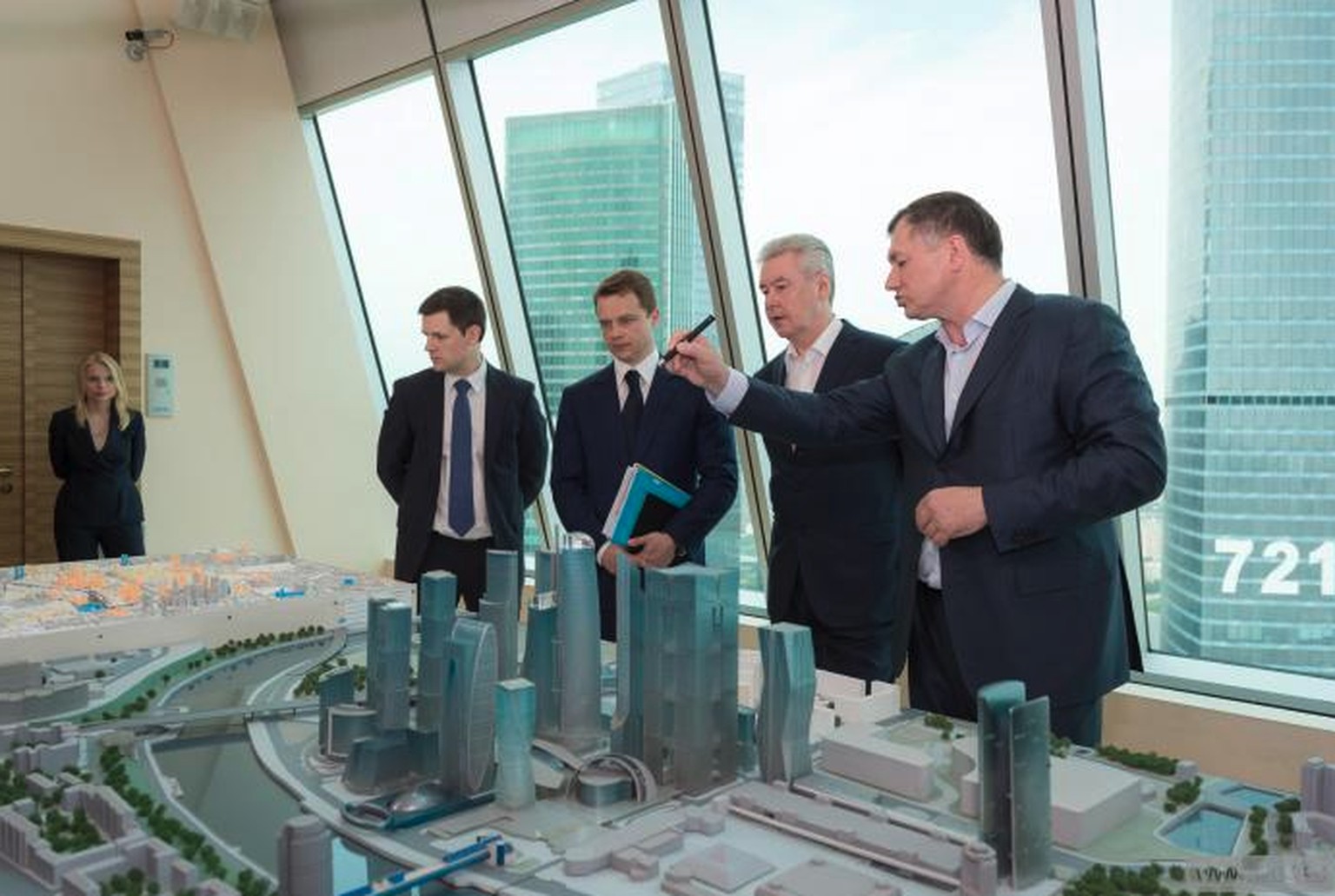 Marat Khousnoulline et le maire de Moscou Sergueï Sobianine lors de la réunion du personnel de la ville sur la construction du centre d&#039;affaires &quot;Moscow City&quot;, 29 mai 2015