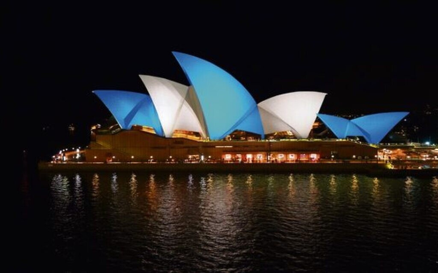 Les voiles de l&#039;Opéra de Sidney ont arborés le bleu du drapeau israëlien.