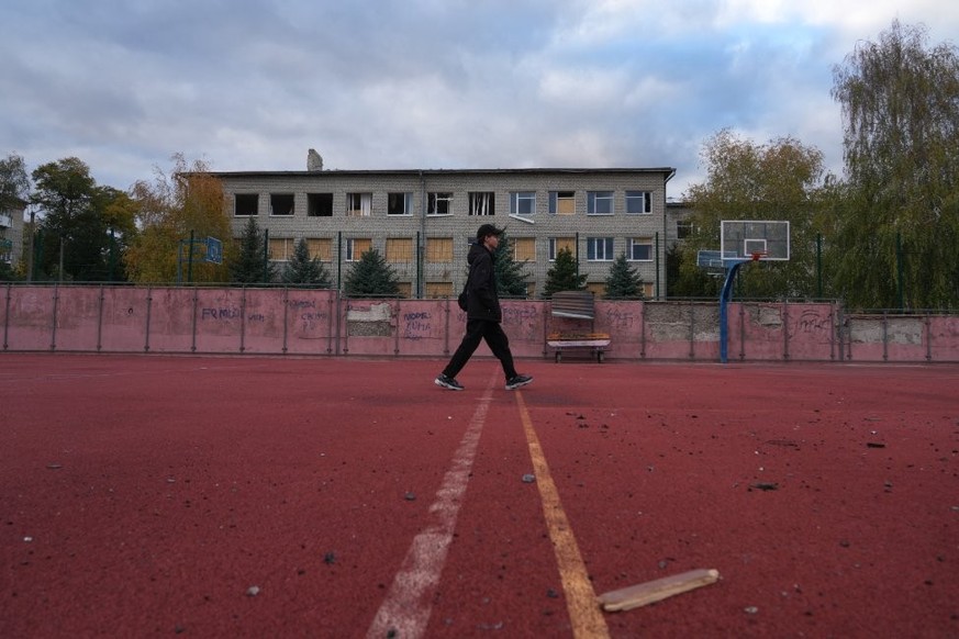 Ici, Bogdan Levchikov passe devant une école endommagée par les bombardements à Balakliya.