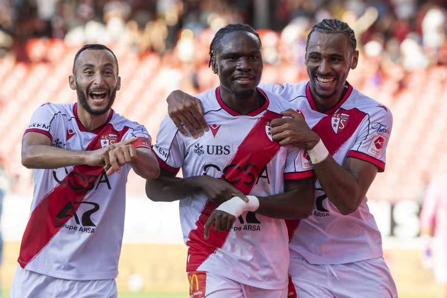 Josias Lukembila (SIO), centre, celebre son but (3:2) entoure de Ali Kabacalman (SIO), gauche et Noe Sow (SIO), droite, lors de la rencontre de football de Swiss Super League entre le FC Sion et le FC ...
