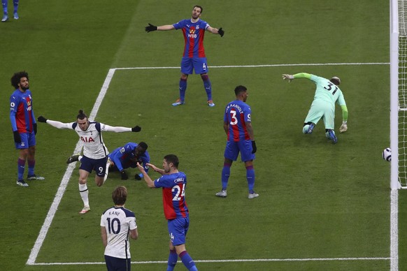 Tottenham&#039;s Gareth Bale, second left, celebrates after scoring his side&#039;s second goal during the English Premier League soccer match between Tottenham Hotspur and Crystal Palace at the Totte ...