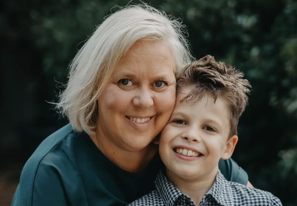 Il lutte toujours contre les effets à long terme de son traitement contre le cancer: Oscar avec sa mère Camilla Adby.