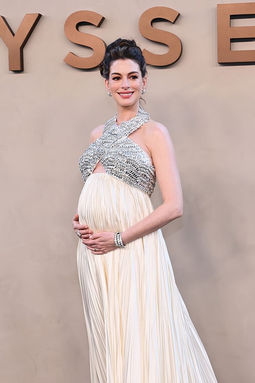 Enceinte de son troisième enfant, Anne Hathaway multiplie les looks spectaculaires sur tapis rouge.