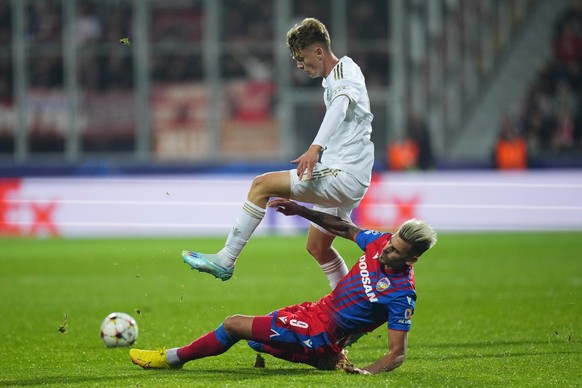 Plzen&#039;s Jan Kliment, bottom, tackles Bayern&#039;s Paul Wanner during the Champions League group C soccer match between Viktoria Plzen and Bayern Munich at the Doosan Arena in Plzen, Czech Republ ...