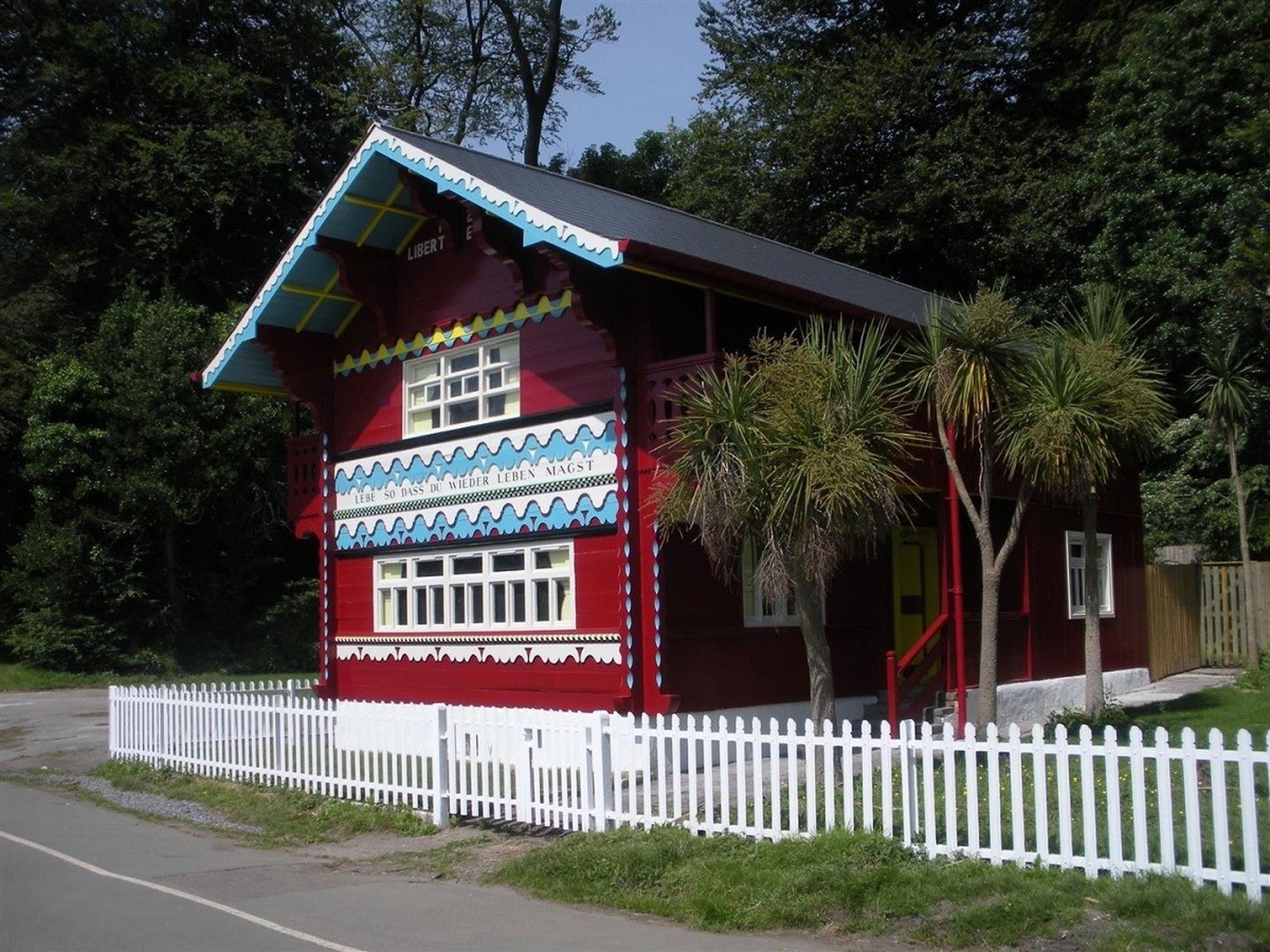 Un chalet au pays de Galles: le Swiss Cottage du parc de Singleton (Swansea, Royaume-Uni), construit par Peter Frederick Robinson après son voyage en Suisse.
https://www.swansea.gov.uk/toletswisscotta ...