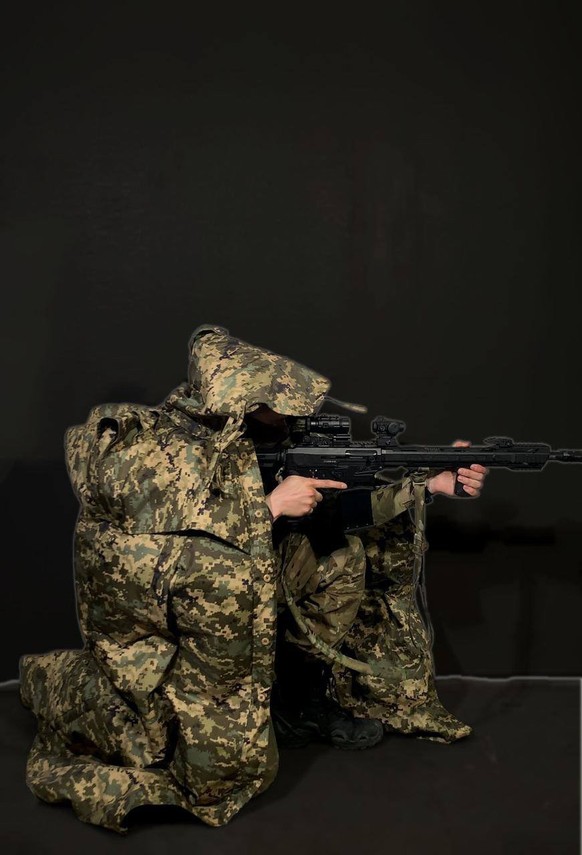 Non, ce n'est pas une veste Balenciaga, mais bien« la cape d'invisibilité» des forces ukrainiennes.
