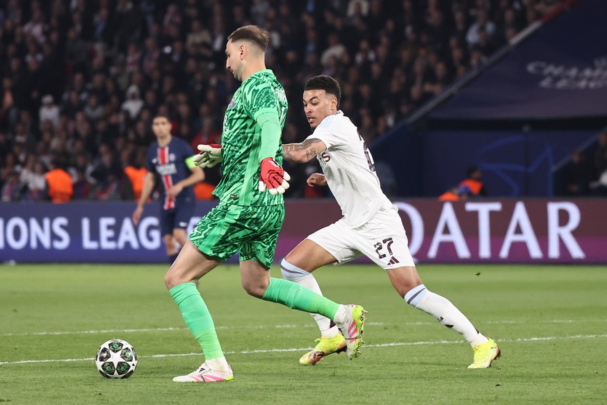 epa12021390 Gianluigi Donnarumma (L) of PSG and Morgan Rogers of Aston Villa in action during the UEFA Champions League quarter-finals 1st leg soccer match between Paris Saint-Germain and Aston Villa, ...