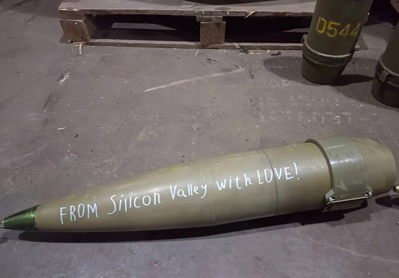 Des projectiles sont également financés depuis la Silicon Valley et des messages y sont inscrits.