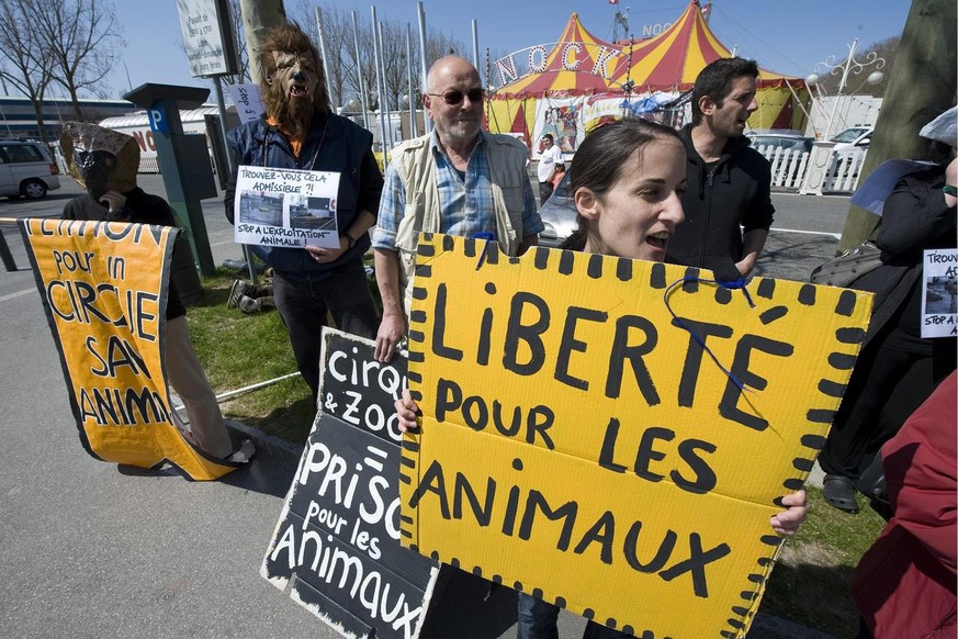 Des membres de la campagne Action Cirque Sans Animaux, AZOT, manifestent contre la presence des animaux dans un cirque ce dimanche 11 avril 2010 devant la tente du cirque Nock a Lausanne. (KEYSTONE/La ...